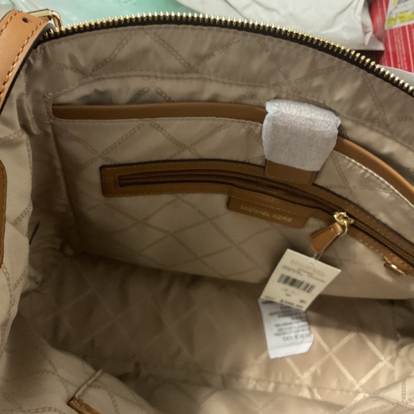 NEW Michael Kors Voyager Tote In Brown & Acorn - Picture 7 of 10
